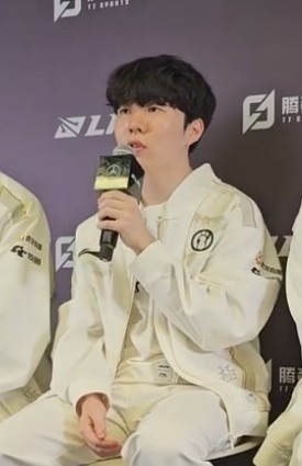 今天打的像一个整体了！Rookie：大家往一个方向考虑就没有困难
