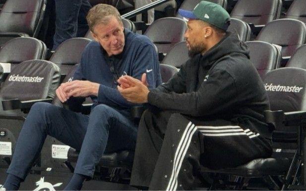 师徒重聚!斯托茨和利拉德赛前在场边聊天