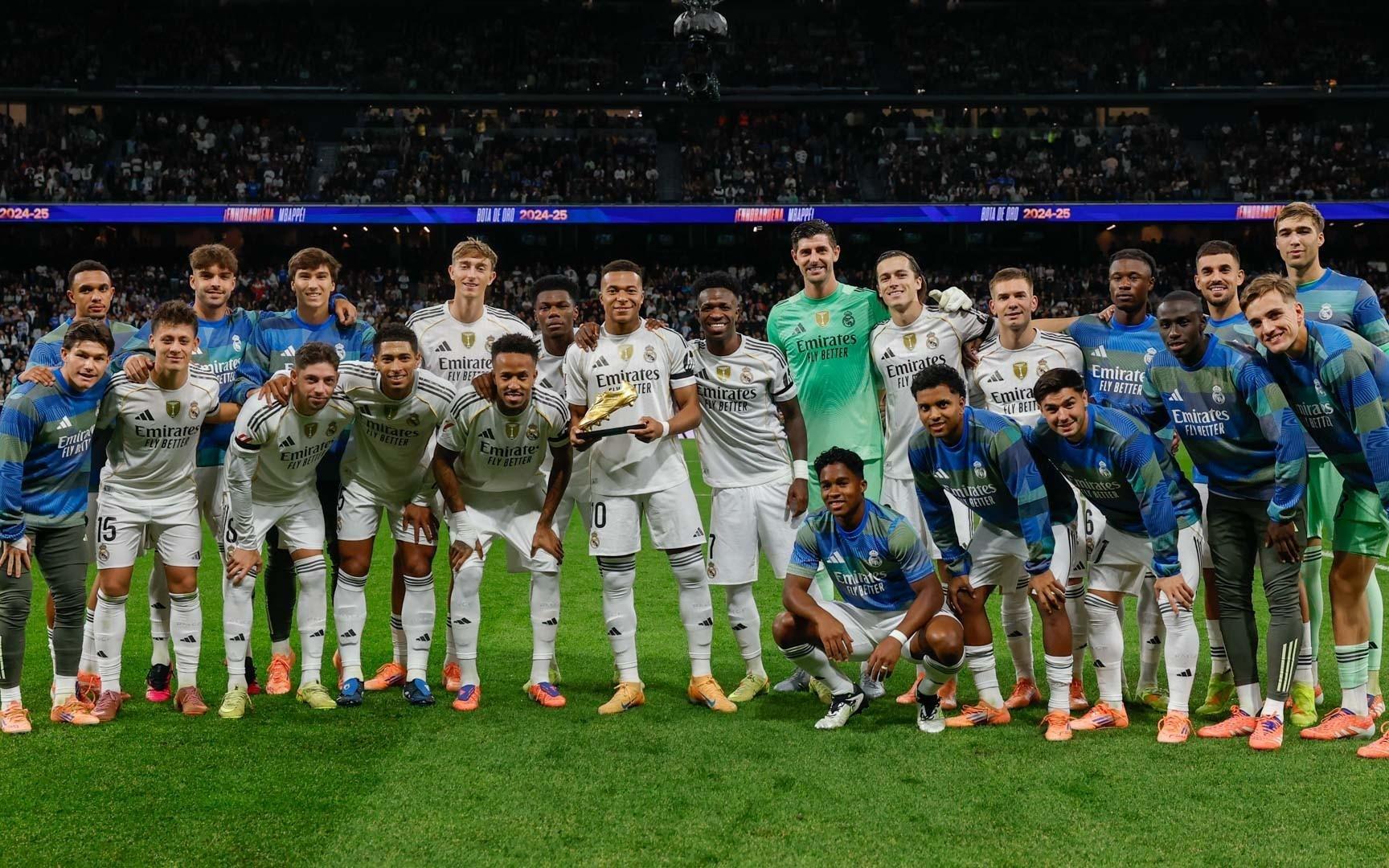 卢宁亏麻了姆巴佩赛前手捧欧洲金靴奖和皇马全队合影