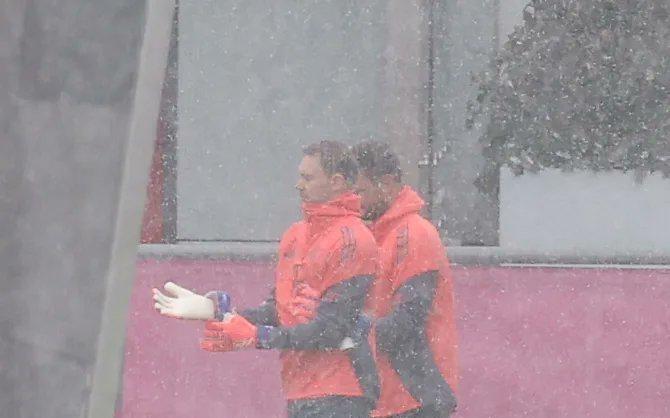 图片报:诺伊尔参加了拜仁周五训练,对阵弗赖堡可以首发上场