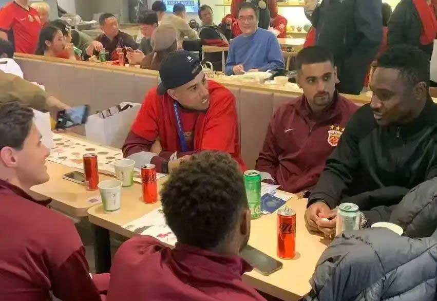 罕见!赛后:前申花外援成功打入海港内部:其乐融融,相谈甚欢