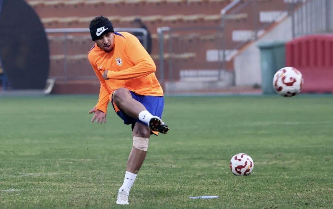 山东泰山队积极备战主场与天津津门虎队的中超联赛