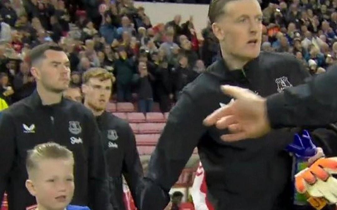 皮克福德对阵母队桑德兰，其儿子身穿桑德兰+埃弗顿拼接球衣