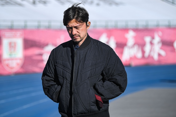 足球报：亚泰开局惨淡谢晖有压力，客战海牛是关乎保级的6分战