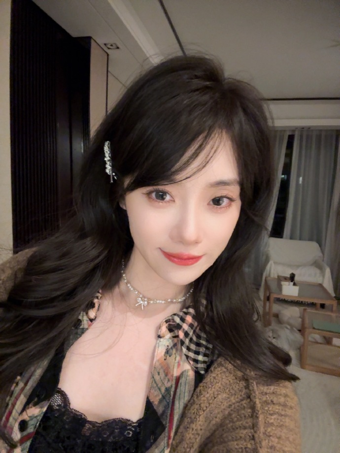 LPL主持人小钰晒照：相对比较保暖的煮鱼美拉德系冬日造型