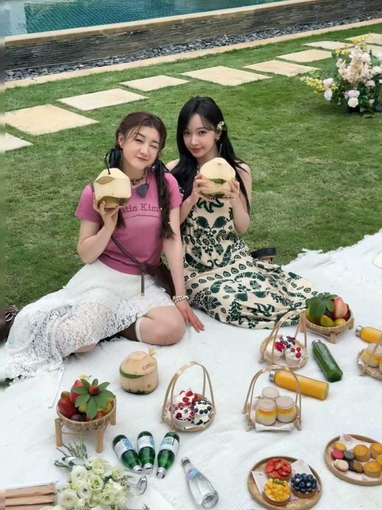 两位美女！演员程潇晒与陈梦合照，俩人此前一起参加综艺节目