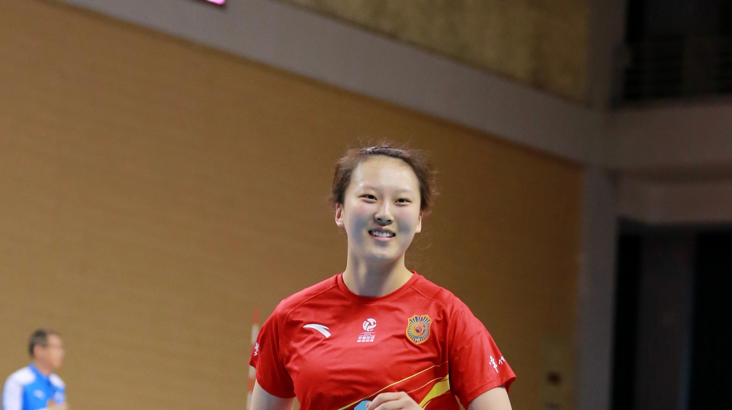 首秀轰21分超MVP!女排19岁1米93重炮崛起:张常宁指点龚翔宇替身