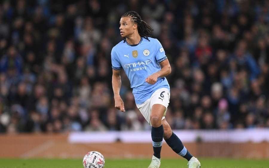 每体：巴萨想签下阿克必须至少报价25