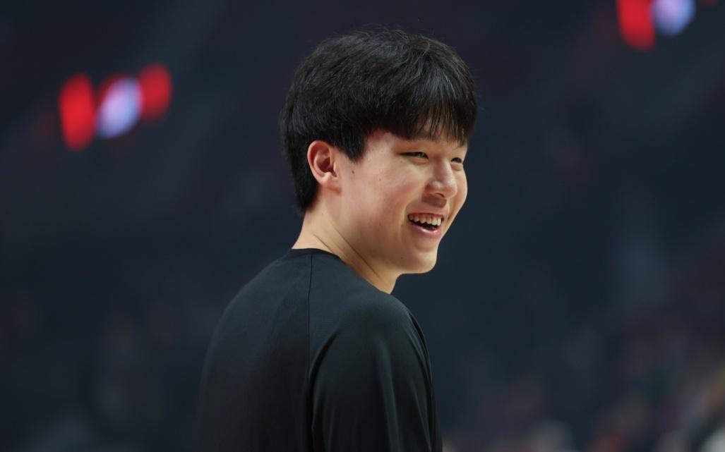 杨瀚森的半年蜕变：从语言不通到驾照