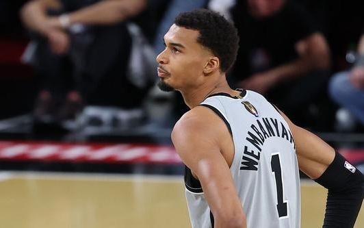 文班祖母今日逝世赛后文班落泪：对不