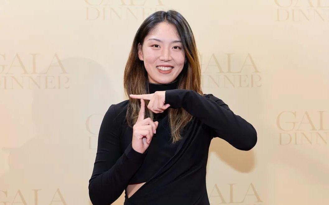 首届世界网球洲际对抗赛于深圳开赛，王欣瑜在揭幕战中遭本西奇逆转