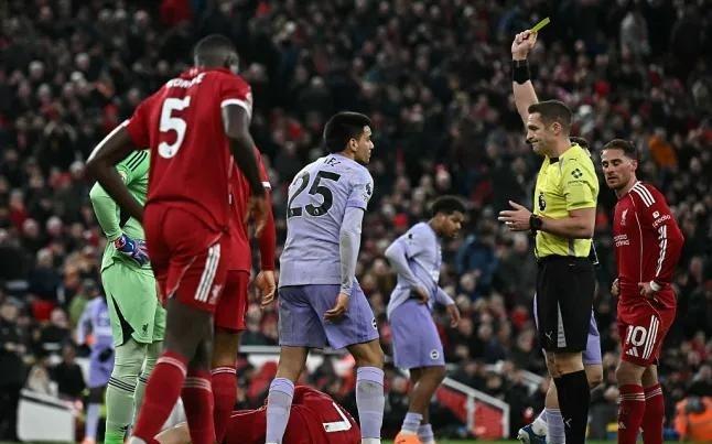 舍伍德:迭戈戈麦斯应该被红牌罚下,他不是冲着球去的