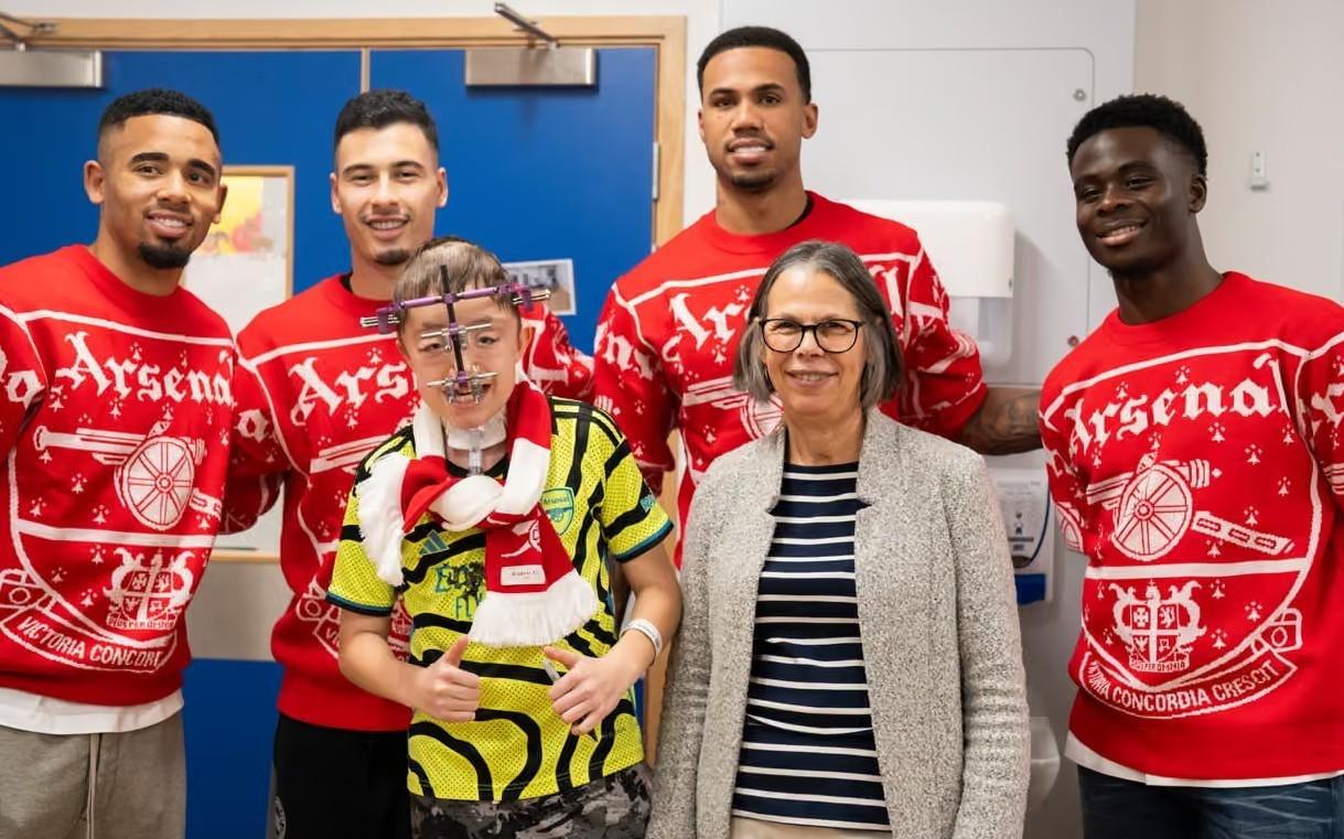 圣诞前夕送温暖，萨卡、马丁内利等阿森纳球员探望生病的孩子