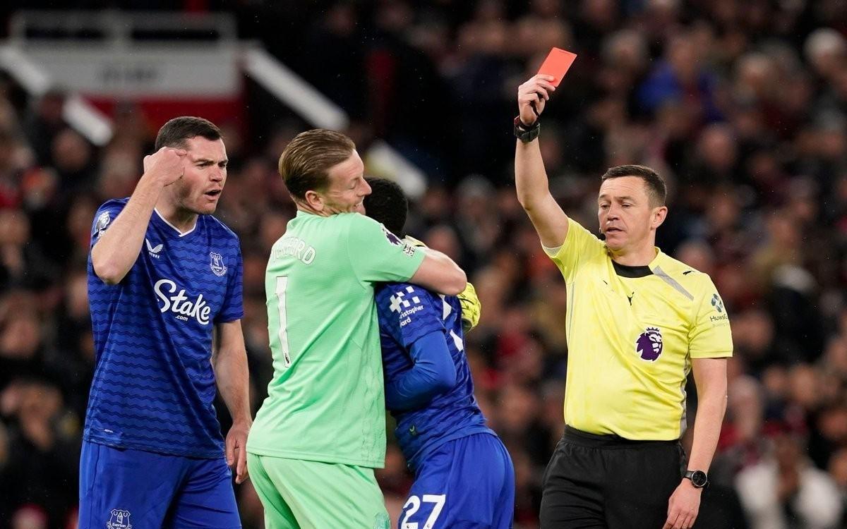 此前还有互殴和打队长，盖伊是第三个