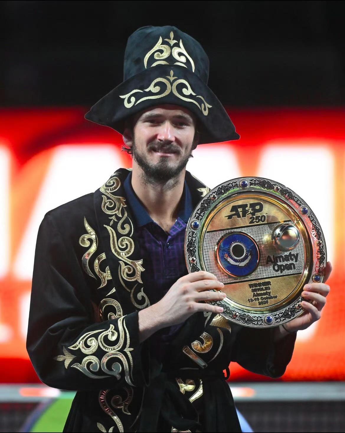 梅德韦杰夫的清醒与雄心:不断进步,缩小与顶尖的差距