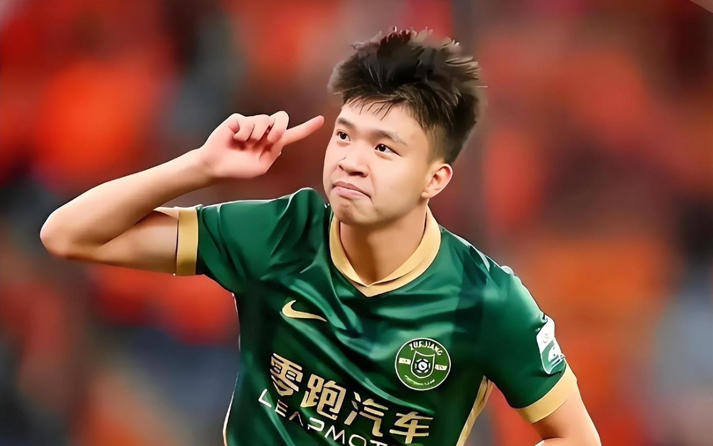 举世关注!外媒盛赞中国男足18岁天才:他有球王风范,已超越武磊