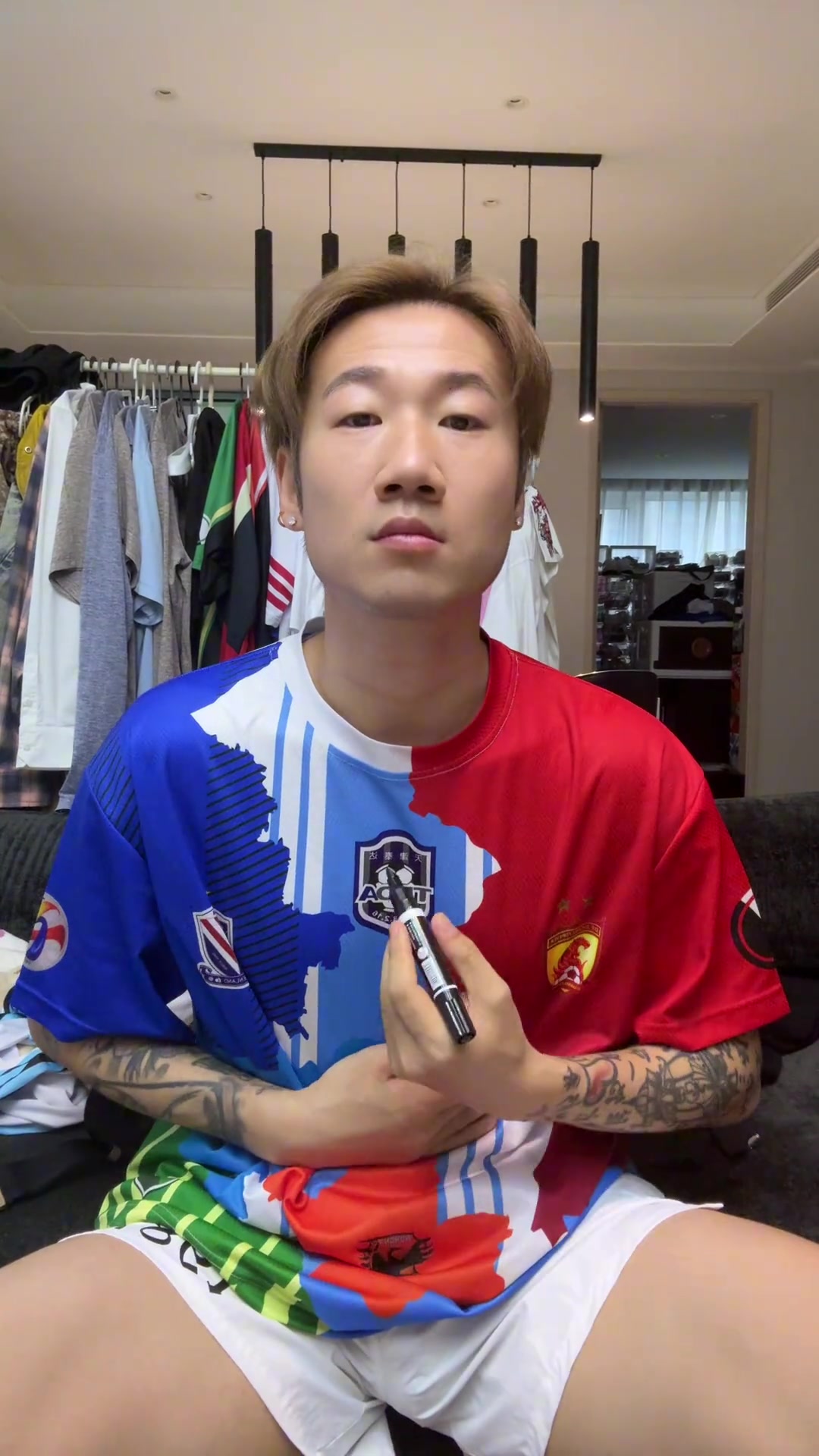 声援韦世豪旧将荣昊涂黑球衣前的泰达队徽：作为男人谁能忍