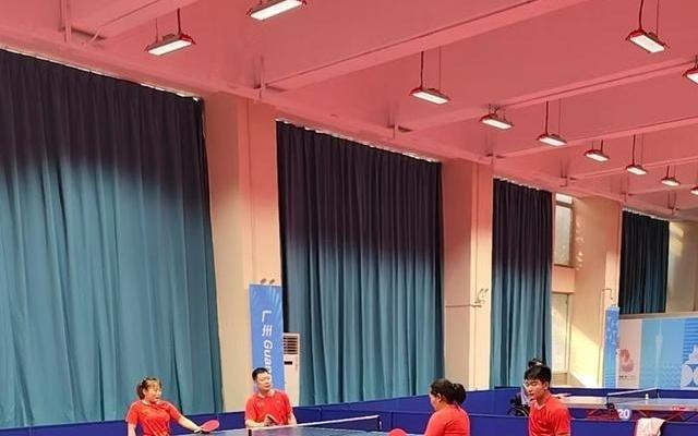 拿到奖牌的一个小时后，他们集体出现