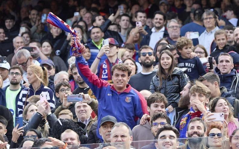 每体:两名巴萨球迷因向切尔西球迷看台投掷杂物被拘留