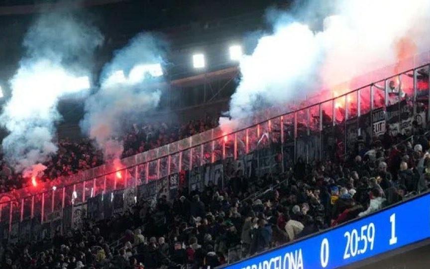 官方:法兰克福因球迷破坏行为被欧足联责令与巴萨协商赔偿