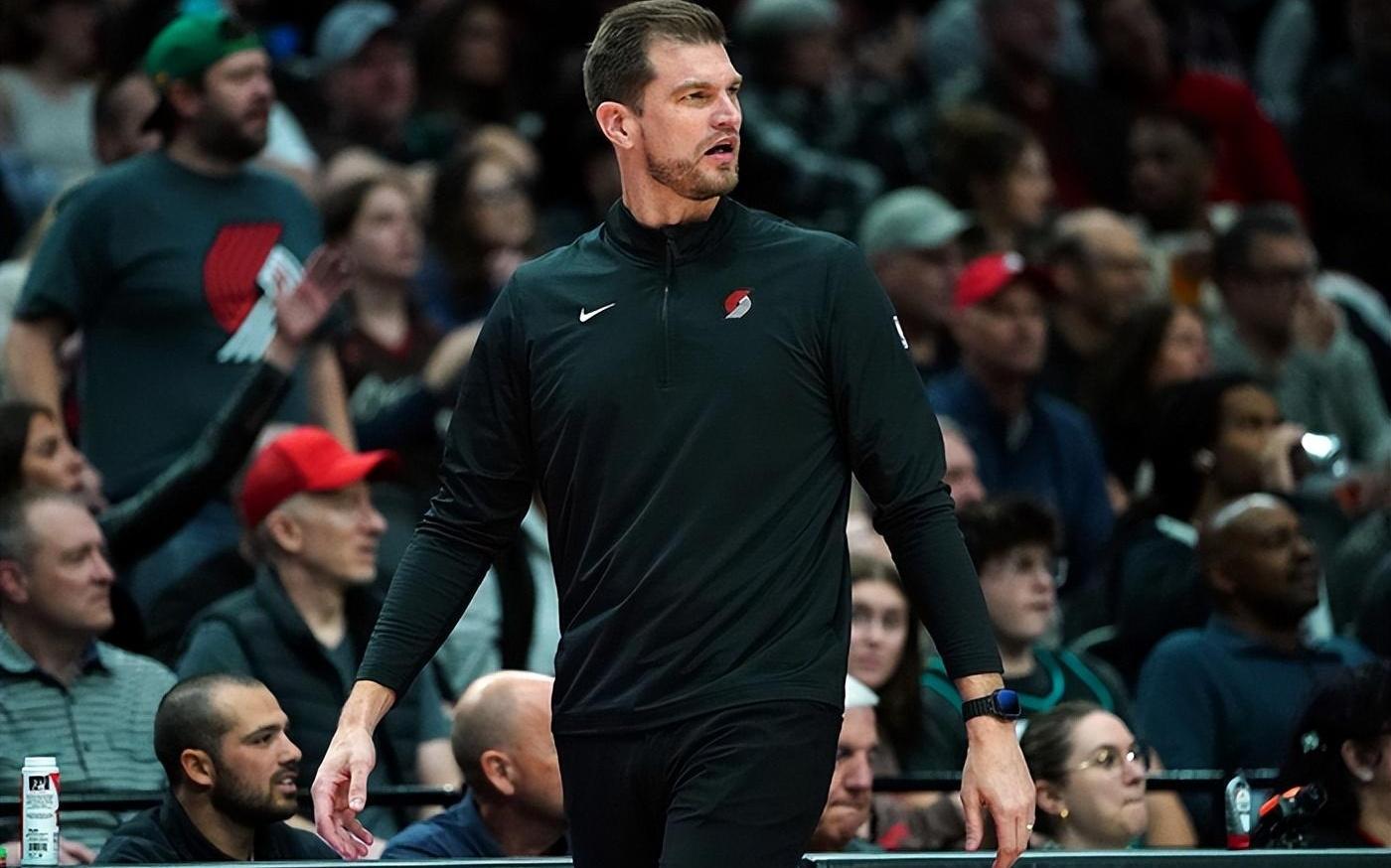 杨瀚森遭NBA歧视实锤！被扇脸倒地后裁判无视，教练队友反应感动