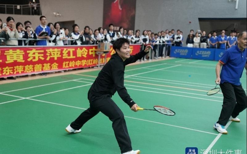 奥运冠军感叹：深圳红岭中学的羽毛球水平很高！