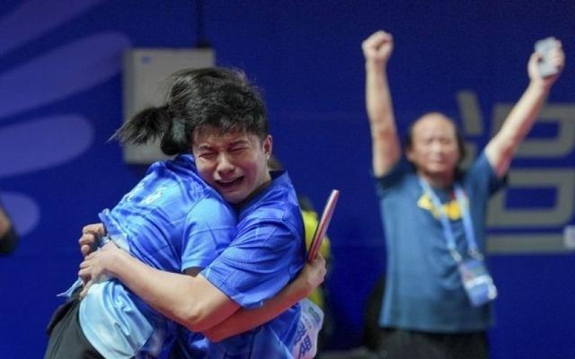 “这枚金牌是我们送给对方最好的礼物!”听障夫妻搭档二十年终圆梦,历史性摘得乒乓球混双桂冠