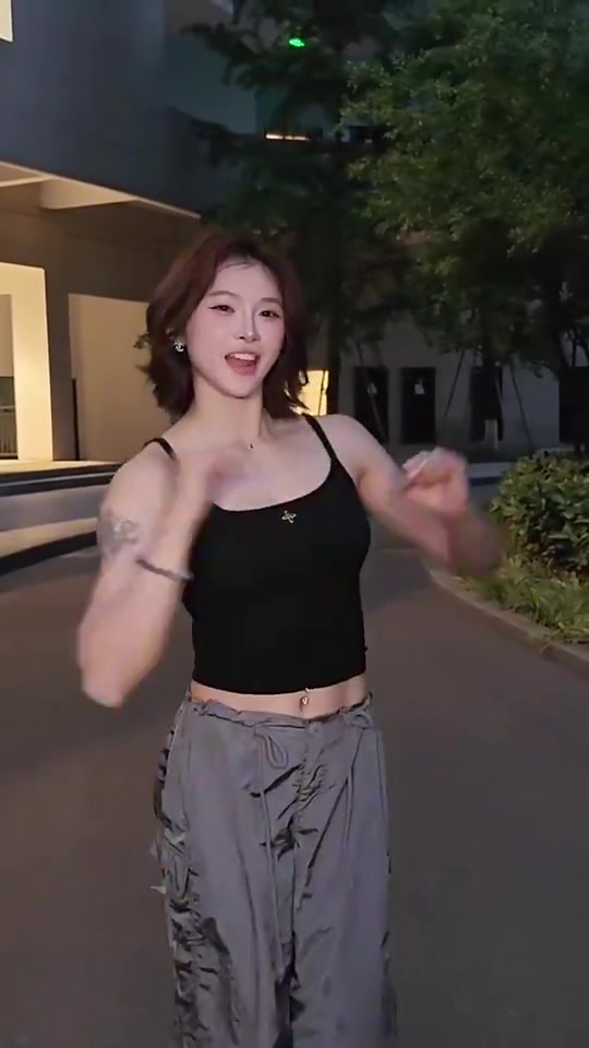 太甜了吴艳妮社媒分享视频，经典手势配上单曲《热恋冰淇淋》
