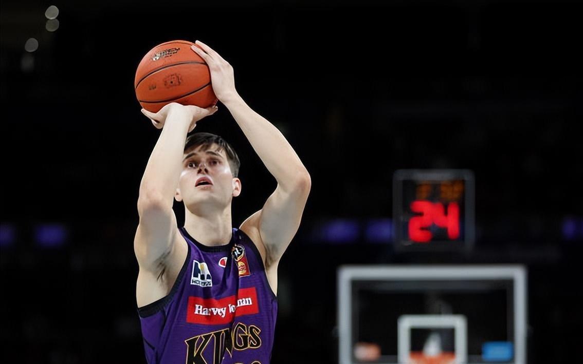 表现不佳外加赛季报销,勇士在赛季刚开始就裁掉了这位次轮秀