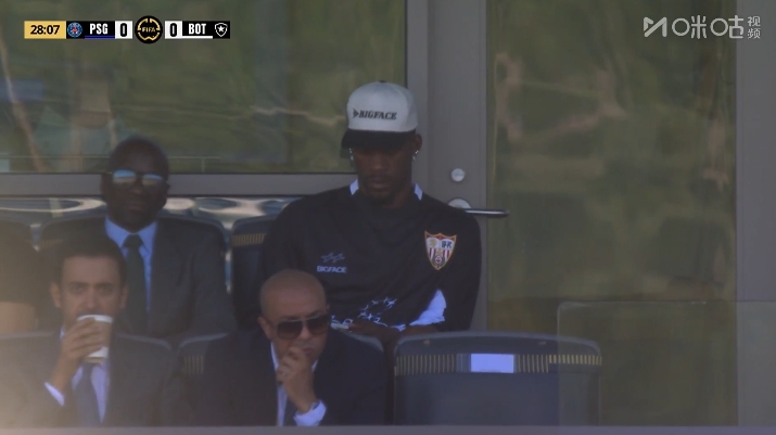 镜头给到看台，NBA球星吉米巴特勒现身观战巴黎