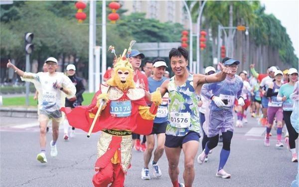“小孩哥”玩转篮球“女飞人”田径冲刺侨都“体育旋风”刮起来