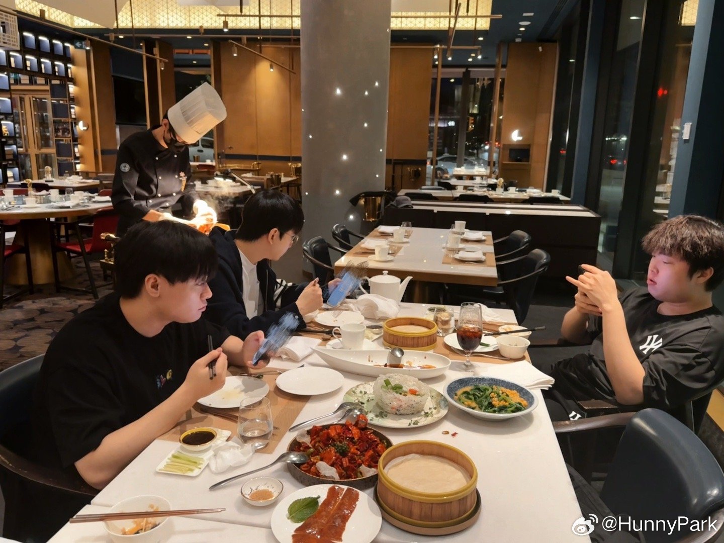 BLG翻译人员晒出选手赛后聚餐：在加拿大吃烤鸭，中辅两人宅酒店
