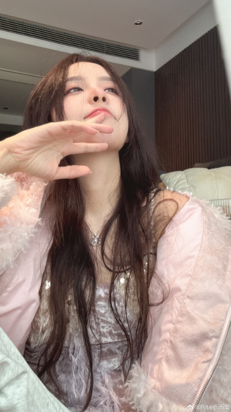 惊艳侧脸+这小表情！解说Rita晒照：今天粉色系在家就要毛茸茸！