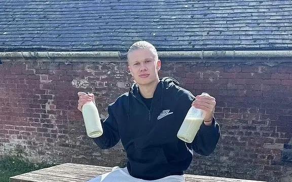 迪尼:会有球员模仿哈兰德喝鲜牛奶、吃战斧牛排,但无法成为他