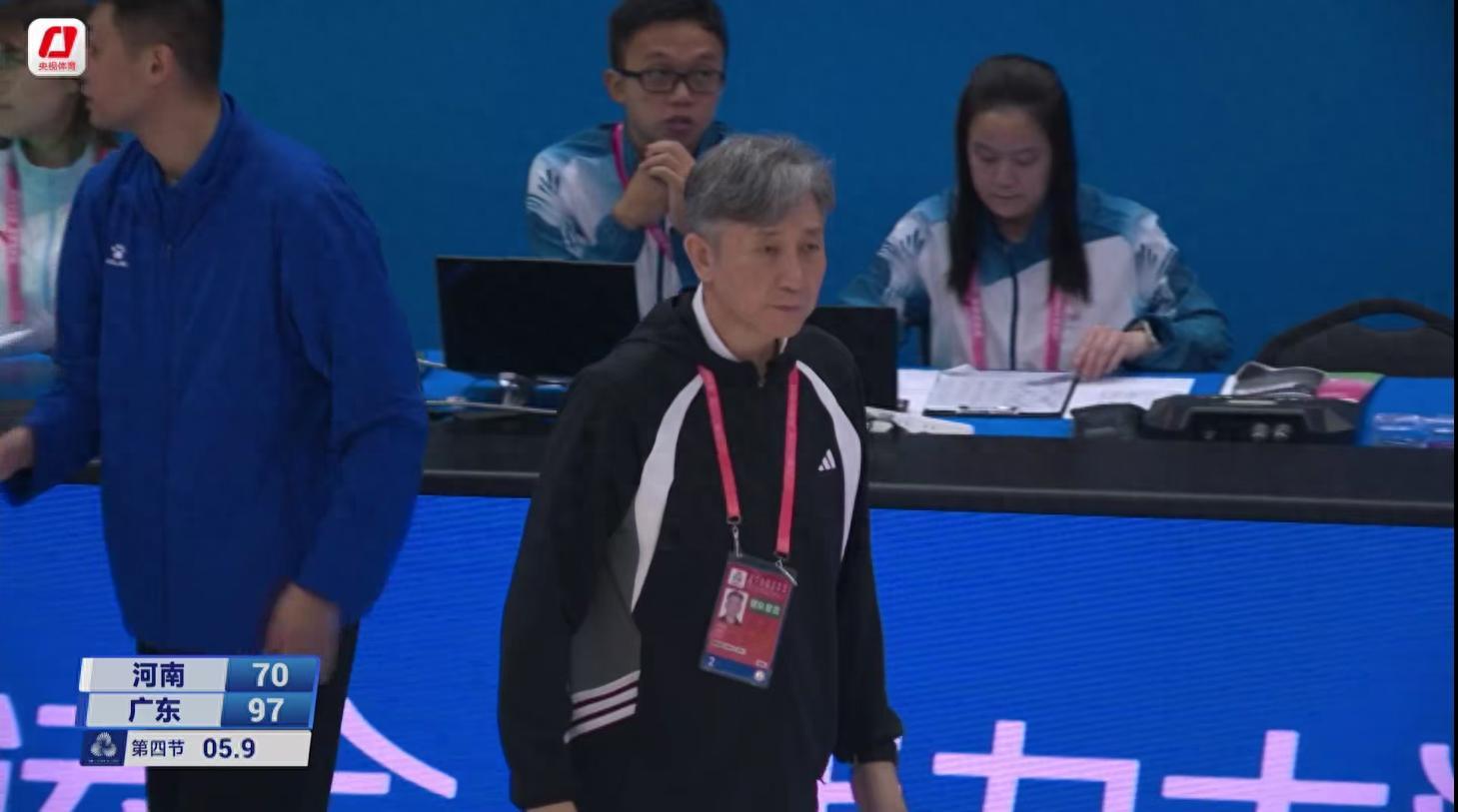 0分0板0助0抢断+1失误,却被郑永刚安排打首发,粤蜜:真是看不懂