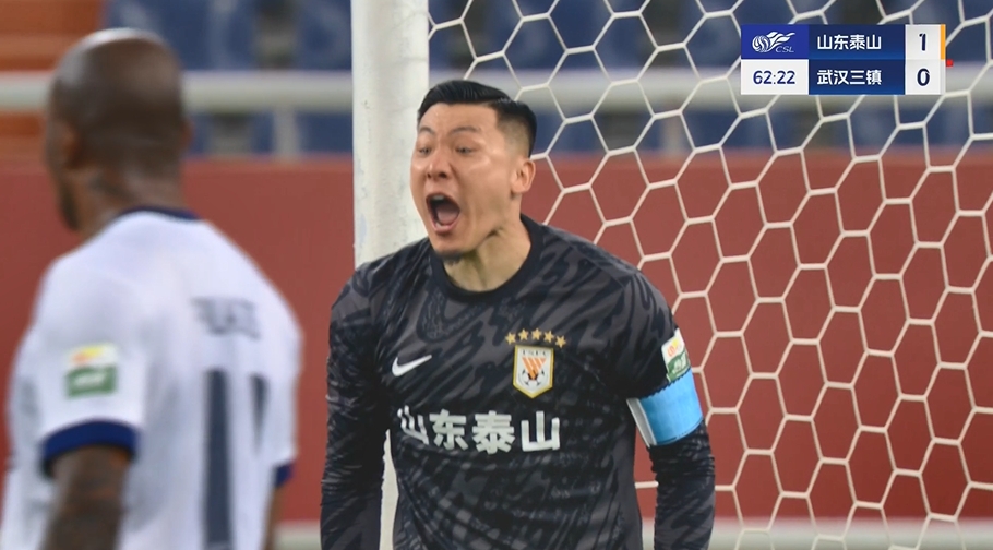 暴怒！三镇任意球造险，王大雷极限扑救后怒吼表不满