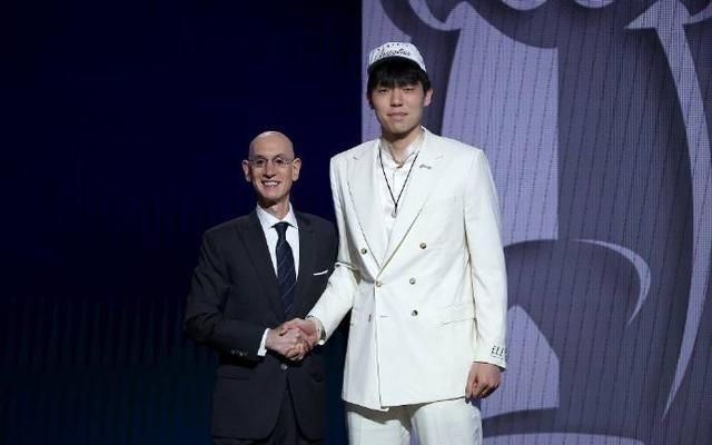 NBA球员杨瀚森：越洋逐梦，以篮球为桥拓维2025