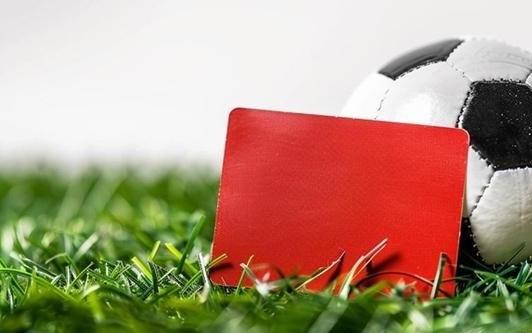 日本国脚竟拿战犯照片合影，英超球队道歉