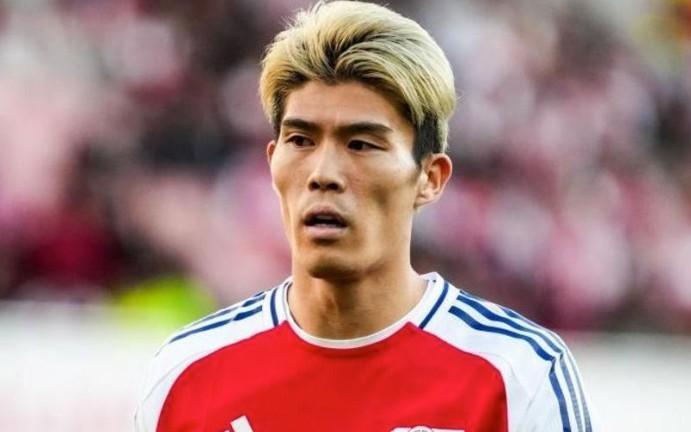 记者:富安健洋周二接受阿贾克斯体检,若通过将签约至明年6月