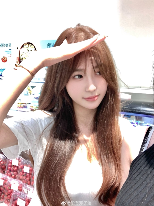 Meiko女友邓子怡晒照：她好可爱得想