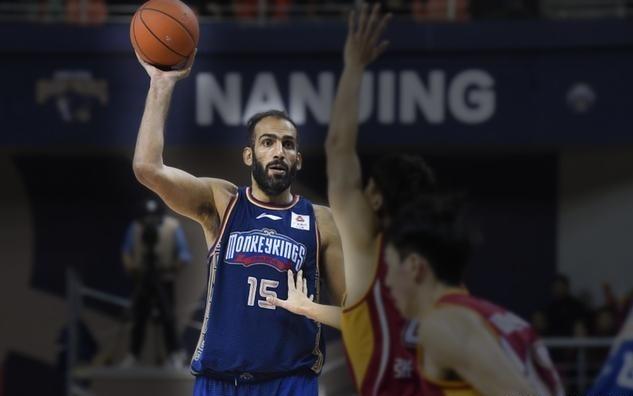 一回合送仨帽，35岁亚洲第一中锋仍在