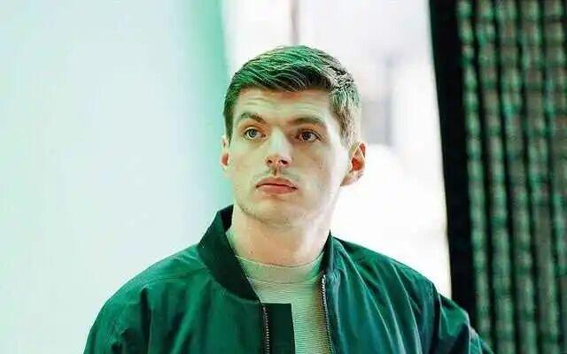 在拉斯维加斯的霓虹里，F1车手告诉你什么是男人真正的性感