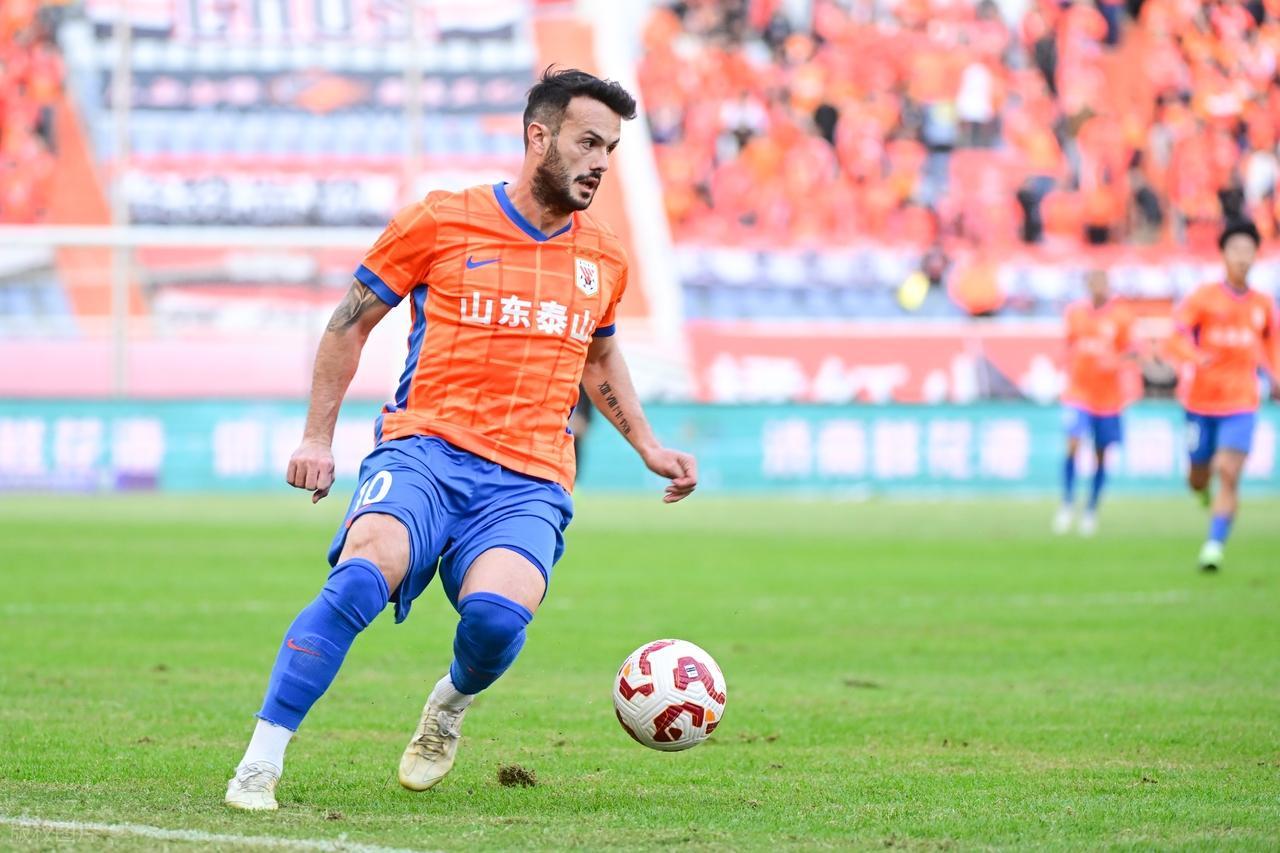 山东泰山2比1胜天津,孙启航中超首秀,瓦科丢点球,多打一人丢球