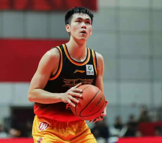 广西“球王”CBA惊艳绽放庞峥麟成