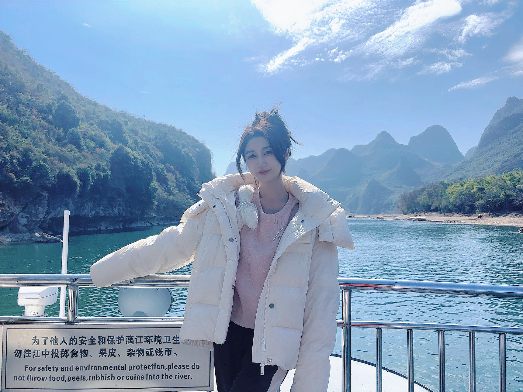互动女主持人小悠珊珊晒照送祝福：除夕快乐蛇年顺遂无虞