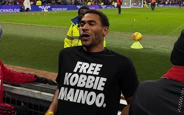 梅努的哥哥现身老特拉福德,衣服上写着“给科比梅努自由”