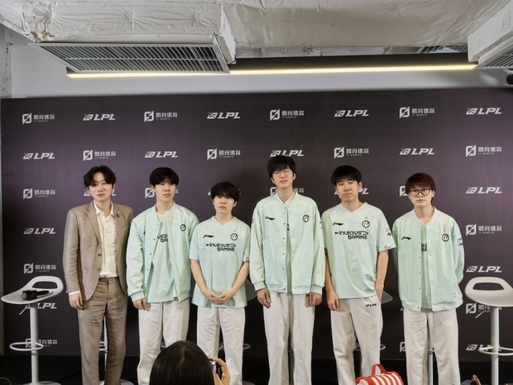 iG赛后群访教练：我们正在努力让大家