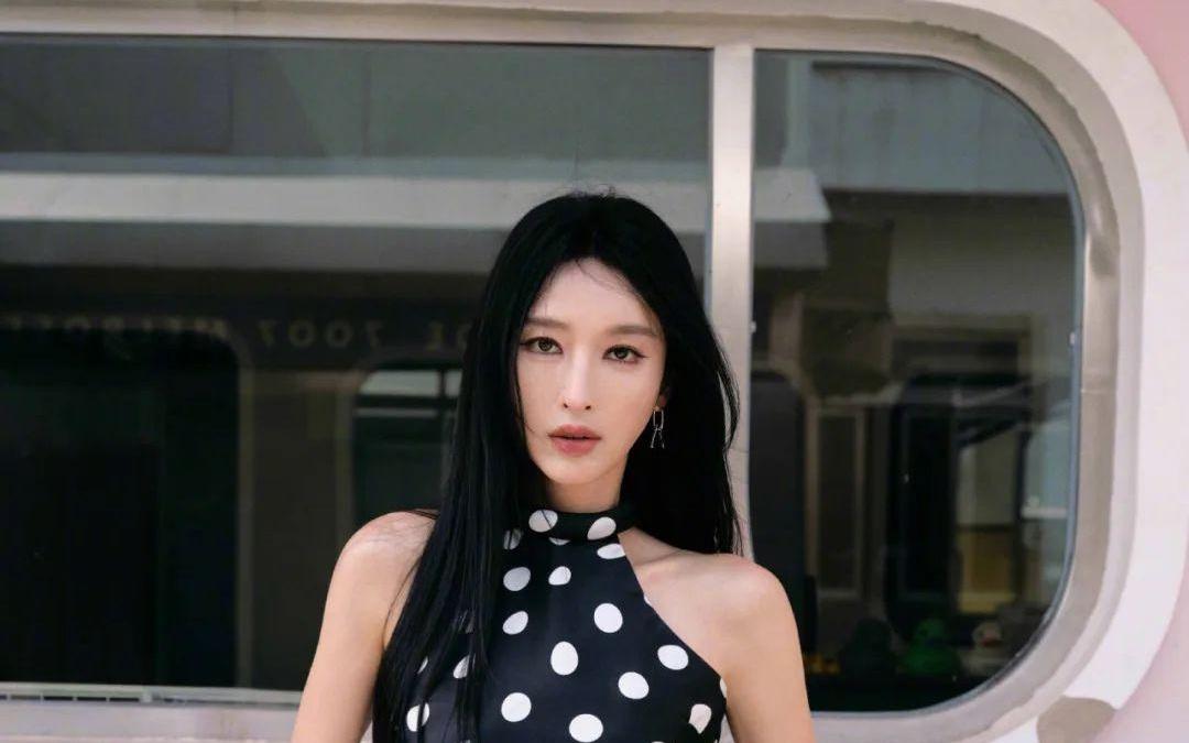 她们的手臂线条，让力量感具象化了！