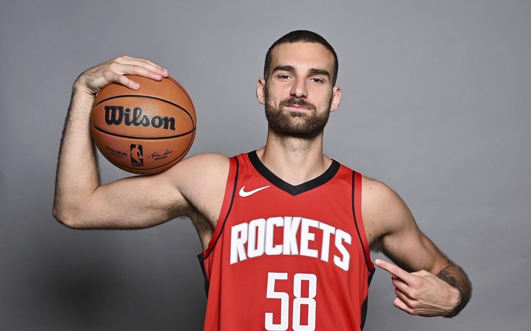 夏联三分命中率45.5%！美记：火箭旧将麦克维积极寻求留在NBA