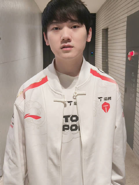 TES工作人员更新动态：选手参加媒体日采访，之后将回去继续训练